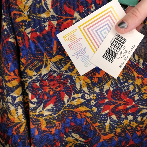 🐶Beautiful Floral Lularoe Lynnae M NWT - Picture 2 of 3
